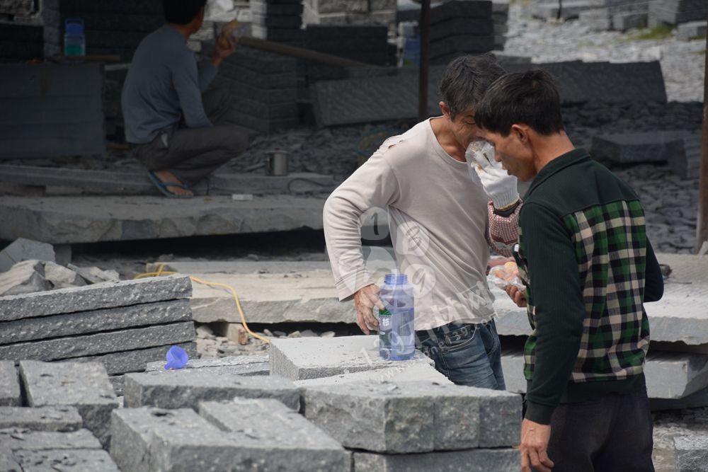 芝麻黑G654石材菠蘿面的加工(手工敲打)圖