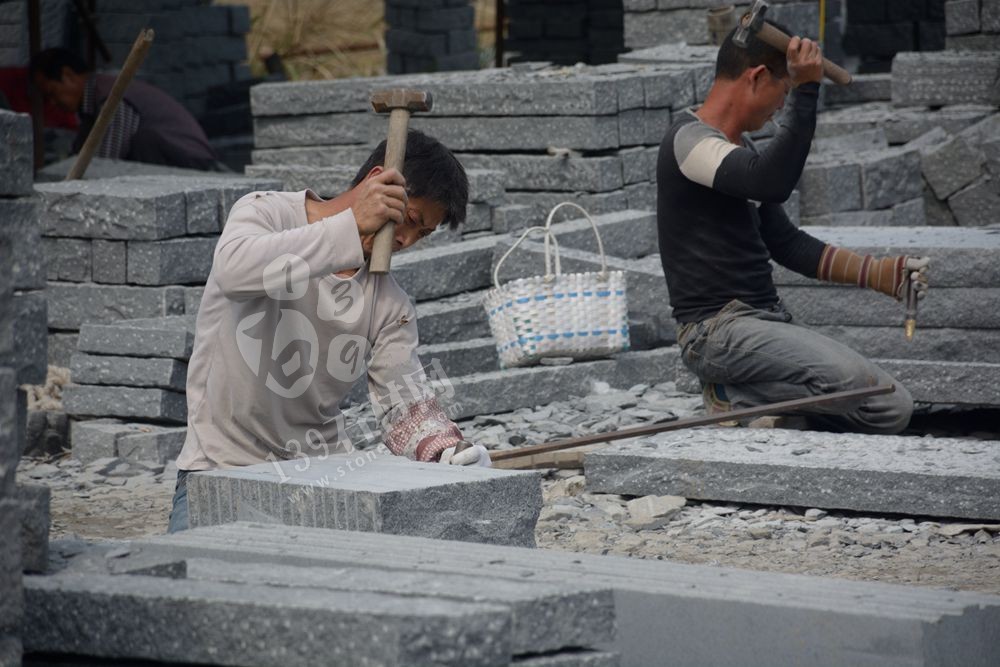 芝麻黑G654石材菠蘿面的加工(手工敲打)圖