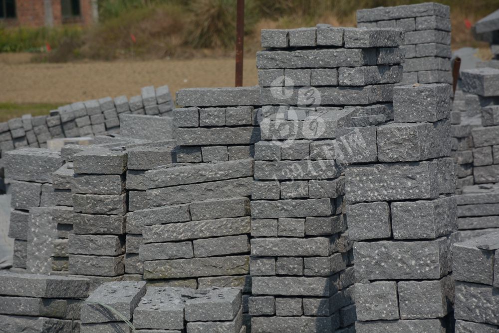 芝麻黑G654石材菠蘿面的加工(手工敲打)圖