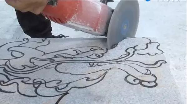 精雕細琢,讓麻城花崗巖升值數十倍甚至上百倍,從千元增值到上萬元