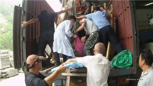 事發(fā)蘇州：數(shù)噸石板卸貨時(shí)掉落，工人被砸失去意識(shí)，民警火速救援