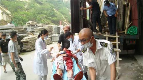 事發(fā)蘇州：數(shù)噸石板卸貨時(shí)掉落，工人被砸失去意識(shí)，民警火速救援