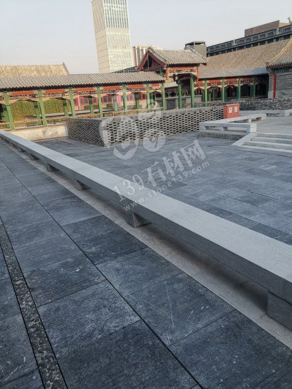 使用青石火燒面、手鑿面、菠蘿面打造的中式復古風庭院