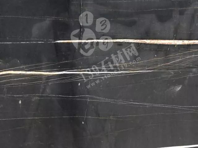 黑色石材帶根的三個(gè)品種(黑白根、茶玉、勞倫黑金)對(duì)比介紹