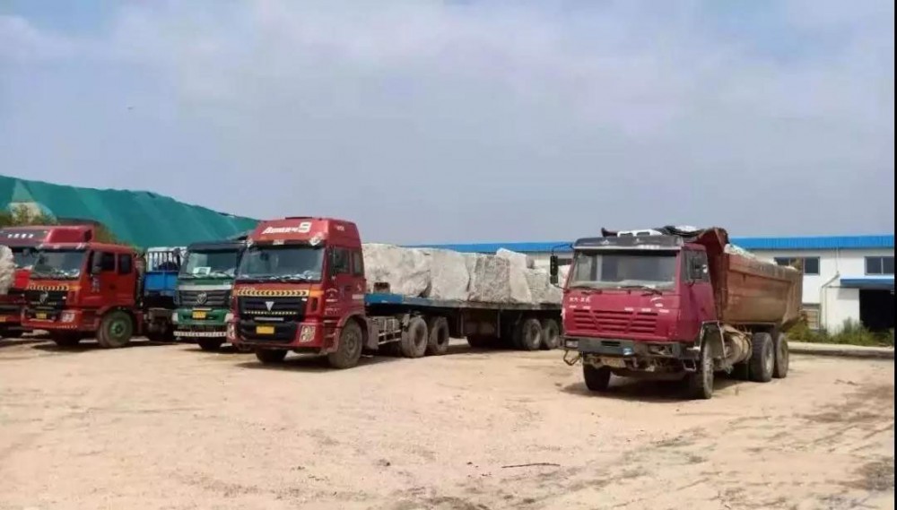 山東招遠交警夜間查獲8輛嚴重超載石材大貨車