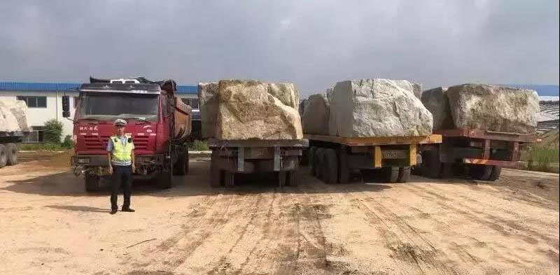 山東招遠交警夜間查獲8輛嚴重超載石材大貨車