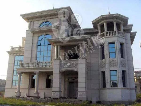 在農村現在還流行蓋的別墅用的是歐式石材門頭