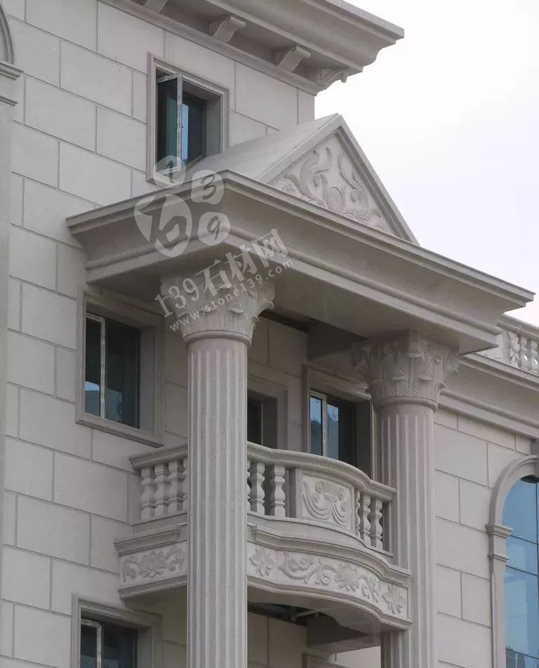 在農村現在還流行蓋的別墅用的是歐式石材門頭