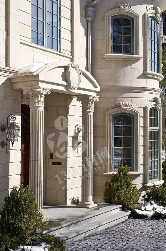 在農村現在還流行蓋的別墅用的是歐式石材門頭