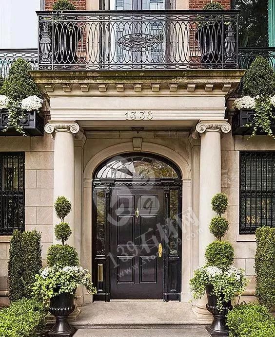 在農村現在還流行蓋的別墅用的是歐式石材門頭