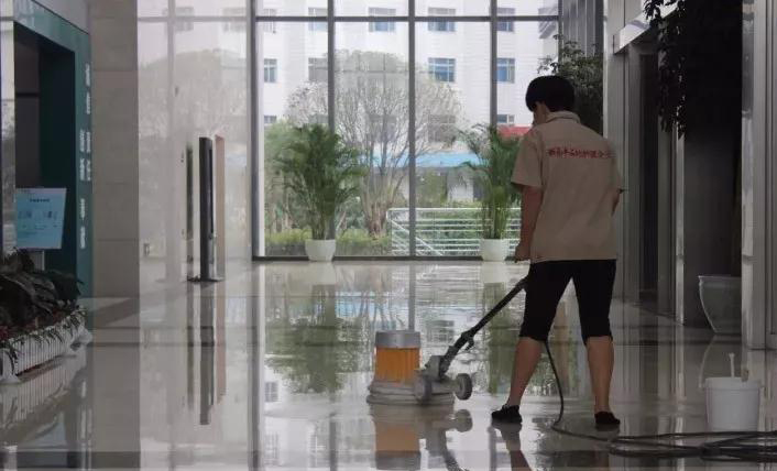 如何去除大理石上的水泥斑?