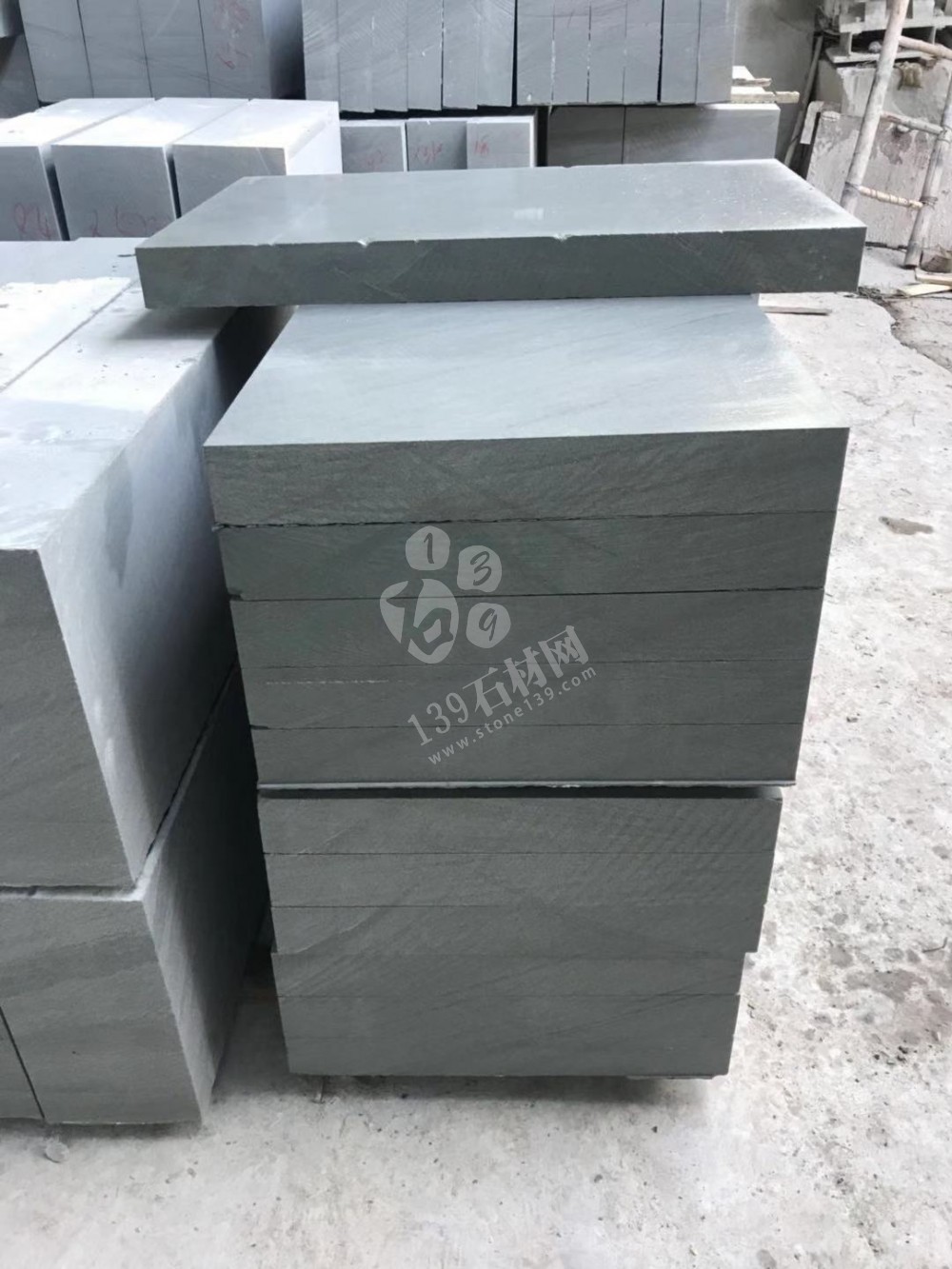 達州輝騰石材專業提供青石路沿石、欄桿、地鋪石、臺階石的園林青石產品