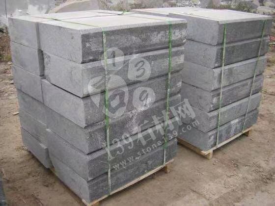 達州輝騰石材專業提供青石路沿石、欄桿、地鋪石、臺階石的園林青石產品