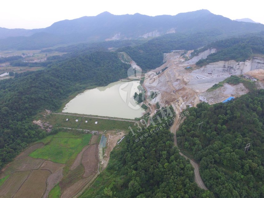 江西都昌縣依法關(guān)閉36家違法石材加工小作坊和8家違法開采礦山企業(yè),刑拘5人!