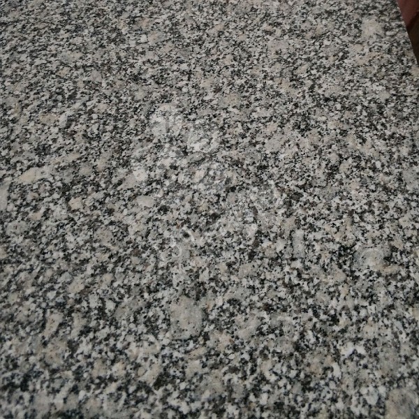 國(guó)產(chǎn)小鐵灰石材與進(jìn)口的鐵灰石材對(duì)比