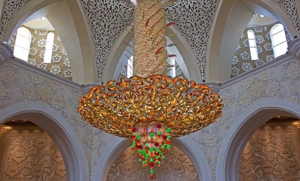 阿聯酋首都阿布扎比大清真寺通體漢白玉包裹,耗費46噸黃金,耗時12年.