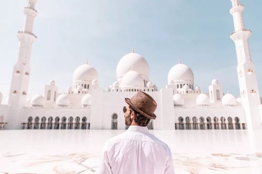 阿聯酋首都阿布扎比大清真寺通體漢白玉包裹,耗費46噸黃金,耗時12年.