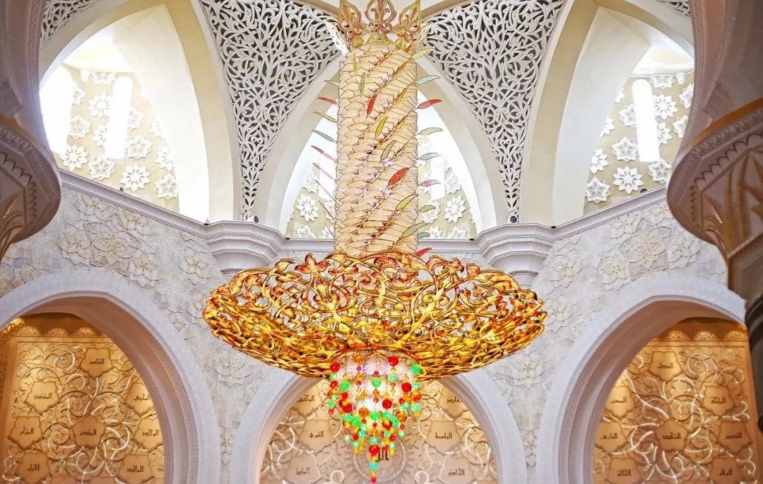 阿聯酋首都阿布扎比大清真寺通體漢白玉包裹,耗費46噸黃金,耗時12年.