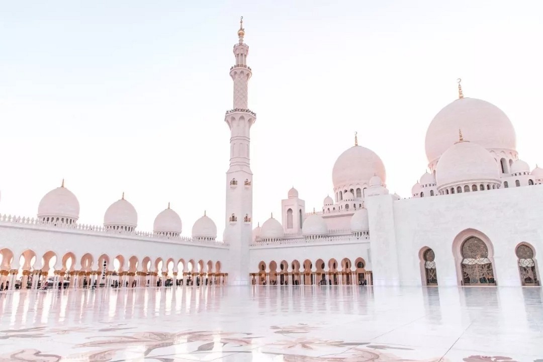 阿聯酋首都阿布扎比大清真寺通體漢白玉包裹,耗費46噸黃金,耗時12年.
