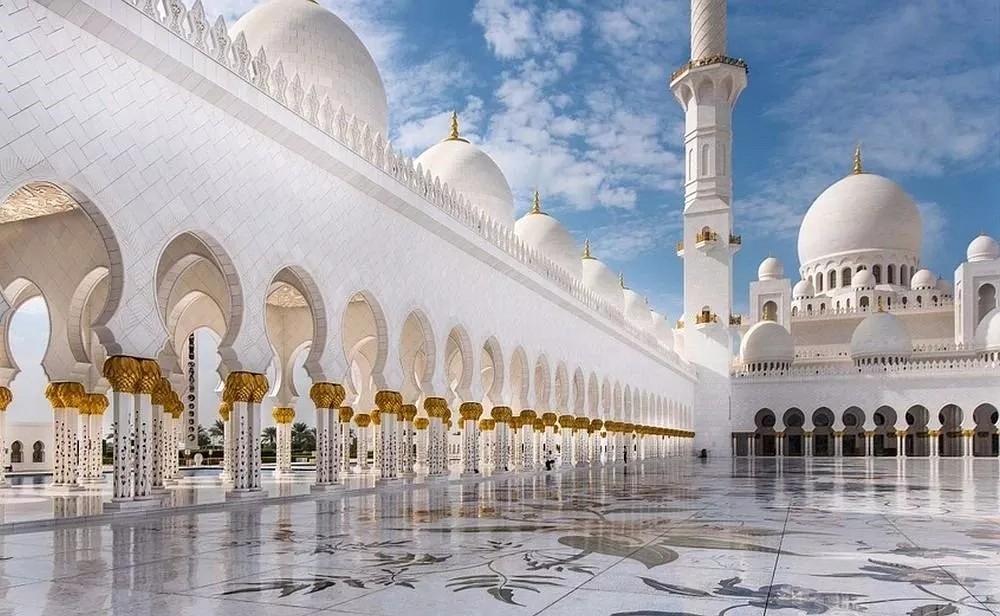 阿聯酋首都阿布扎比大清真寺通體漢白玉包裹,耗費46噸黃金,耗時12年.