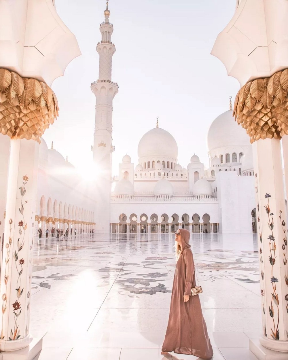 阿聯酋首都阿布扎比大清真寺通體漢白玉包裹,耗費46噸黃金,耗時12年.
