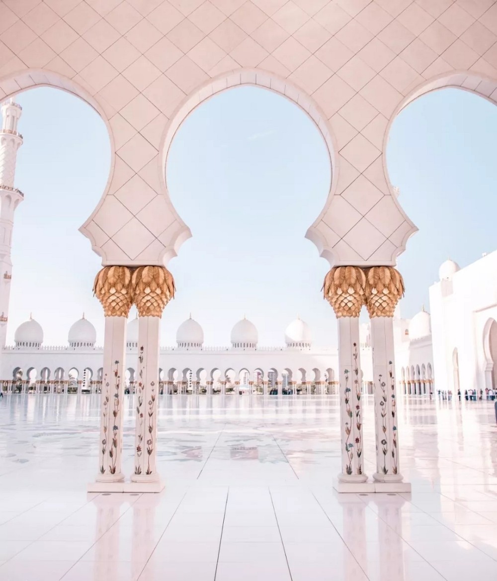 阿聯酋首都阿布扎比大清真寺通體漢白玉包裹,耗費46噸黃金,耗時12年.