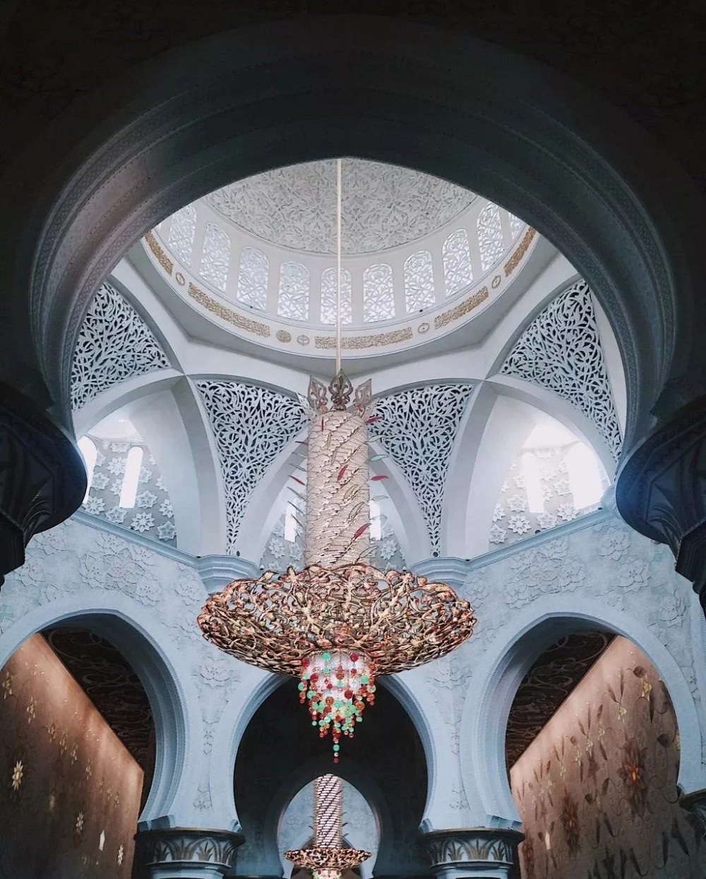 阿聯酋首都阿布扎比大清真寺通體漢白玉包裹,耗費46噸黃金,耗時12年.