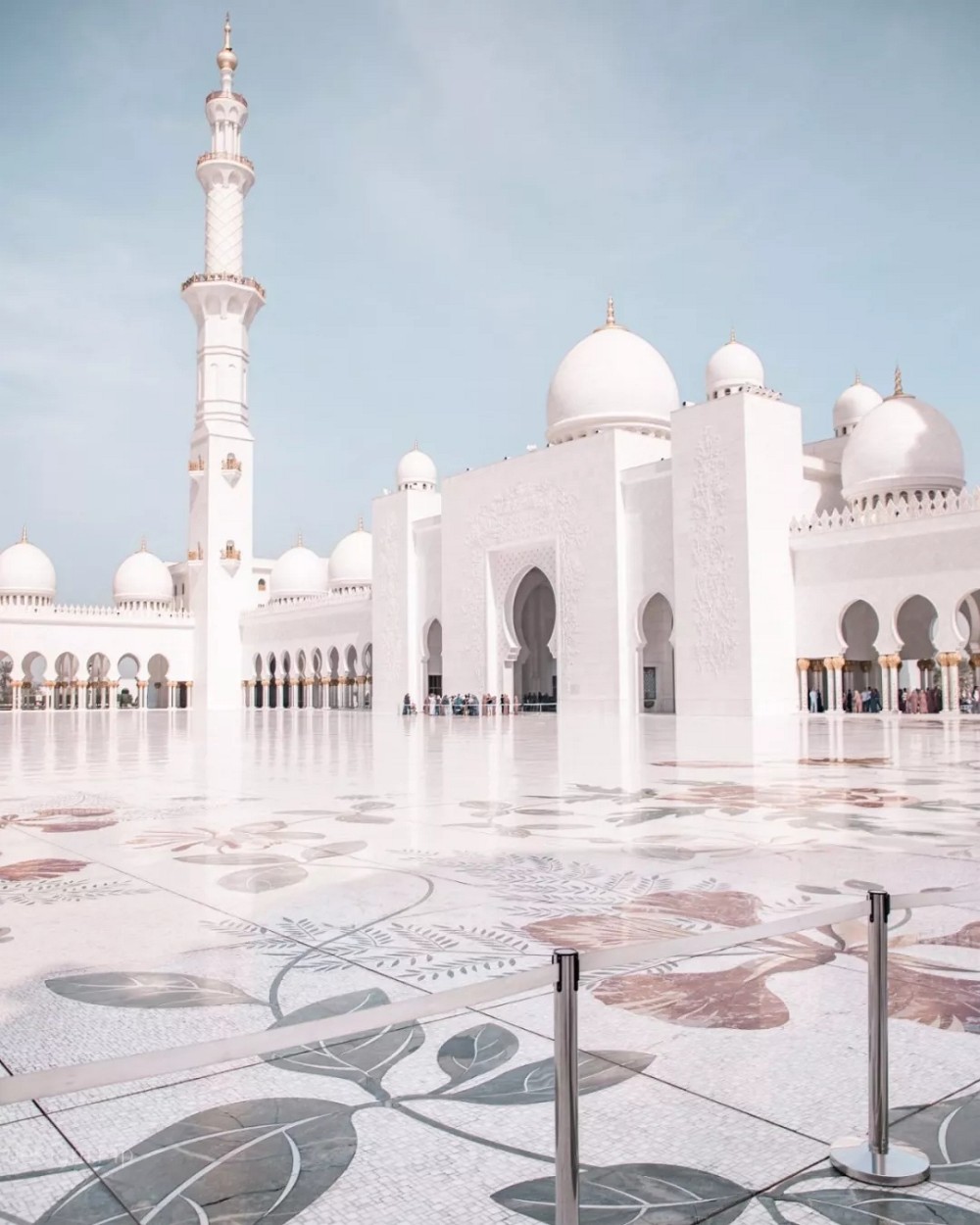 阿聯酋首都阿布扎比大清真寺通體漢白玉包裹,耗費46噸黃金,耗時12年.