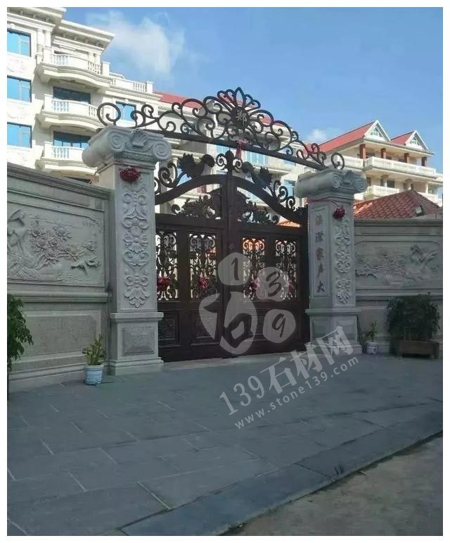 別人家的大門和圍欄讓人羨慕不已,全用大理石,華麗又大氣