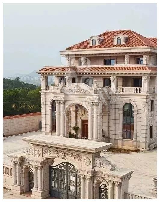 別人家的大門和圍欄讓人羨慕不已,全用大理石,華麗又大氣