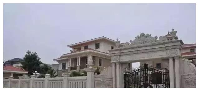 別人家的大門和圍欄讓人羨慕不已,全用大理石,華麗又大氣