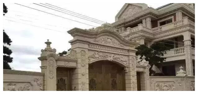 別人家的大門和圍欄讓人羨慕不已,全用大理石,華麗又大氣