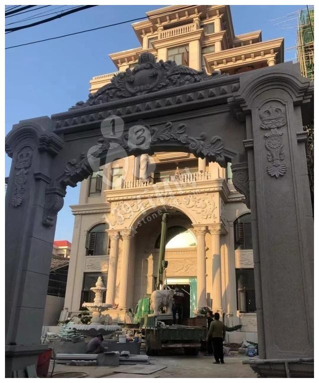 別人家的大門和圍欄讓人羨慕不已,全用大理石,華麗又大氣