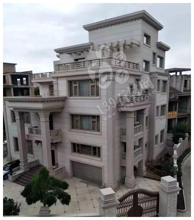 別人家的大門和圍欄讓人羨慕不已,全用大理石,華麗又大氣