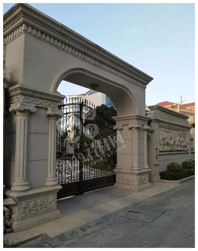 別人家的大門和圍欄讓人羨慕不已,全用大理石,華麗又大氣