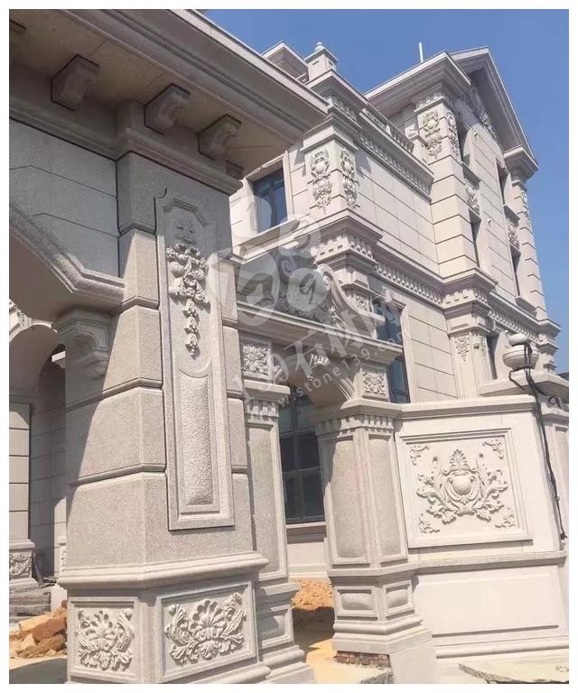 別人家的大門和圍欄讓人羨慕不已,全用大理石,華麗又大氣