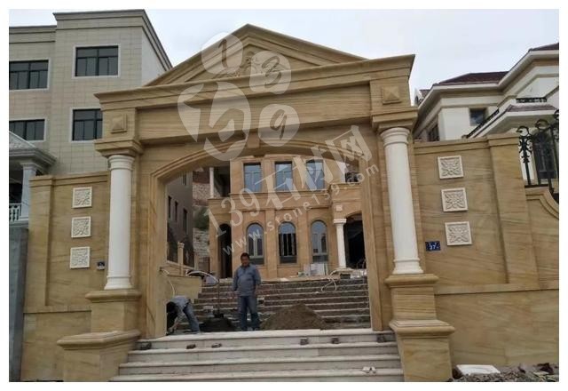 別人家的大門和圍欄讓人羨慕不已,全用大理石,華麗又大氣