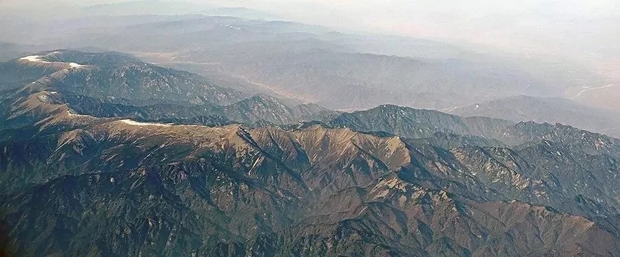 陜西省秦嶺主梁以北的秦嶺范圍內現有開山采石企業全部關閉,采礦許可證全部