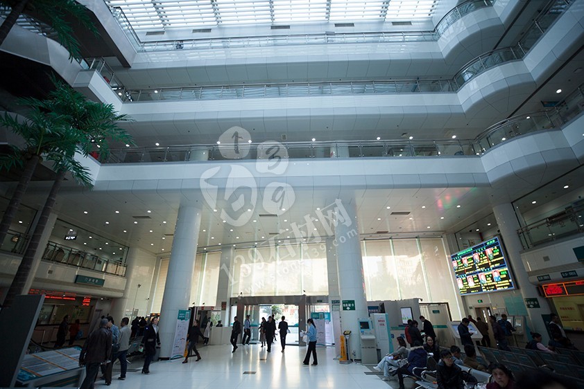 微晶石紋路板與巖板的對比區別