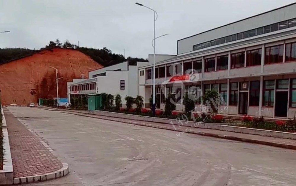 福建龍巖“永定紅”石材礦區熱火朝天,永定紅正常生產!