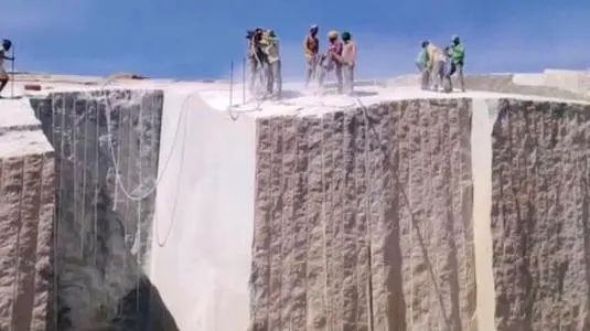 疫情風暴下進口石材漲價潮：黑金沙，印度紅等有的荒料飆升600元以上！