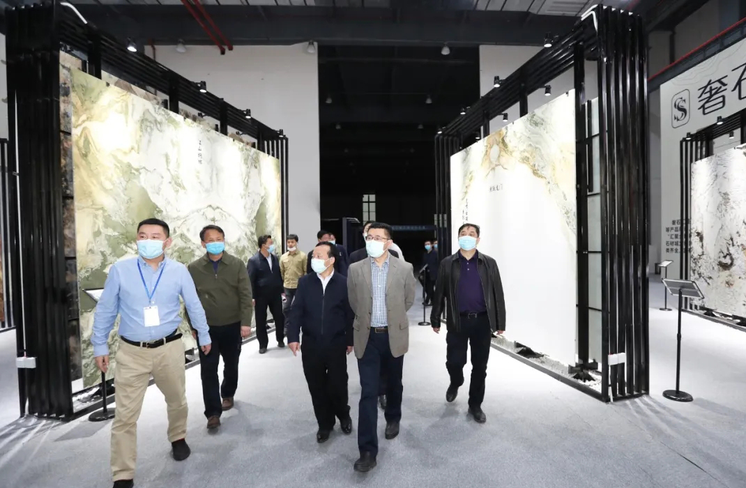 貴州安順市市委副書記、市長宋曉路到鎮(zhèn)寧自治縣調(diào)研中國(安順)石材城建設(shè)情況