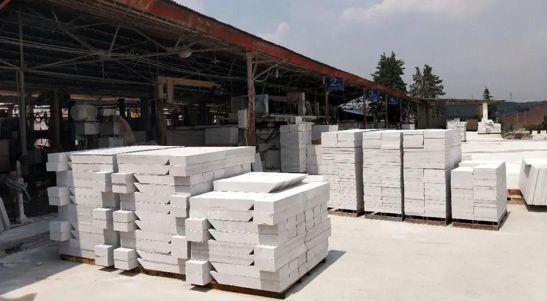 云南石林縣人大常委會組織部分縣人大代表視察石材企業發展情況