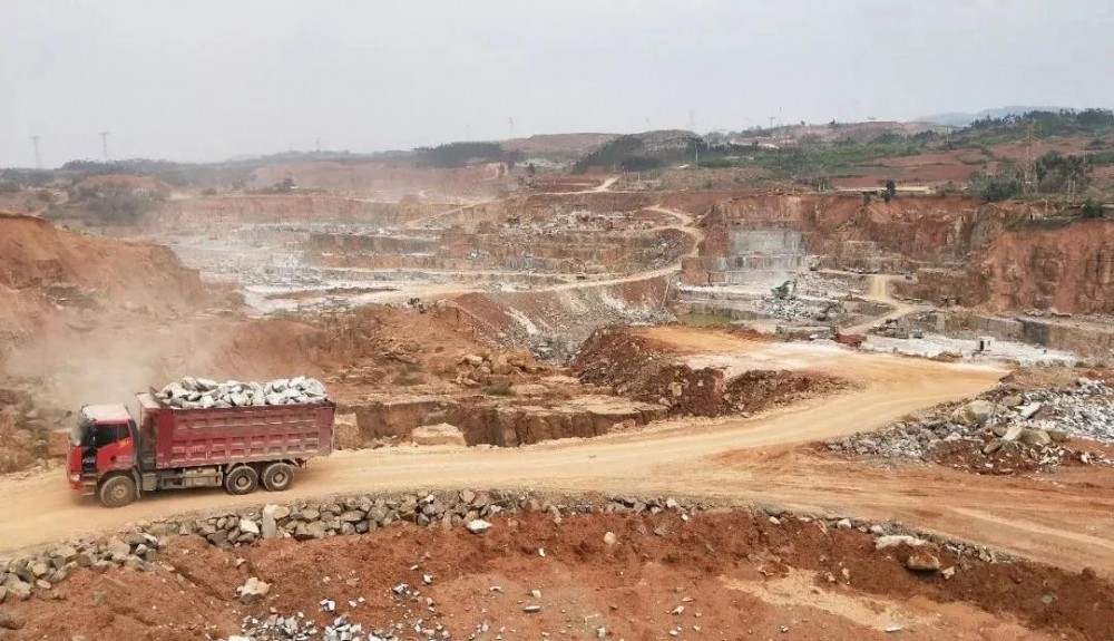 云南石林縣人大常委會組織部分縣人大代表視察石材企業發展情況