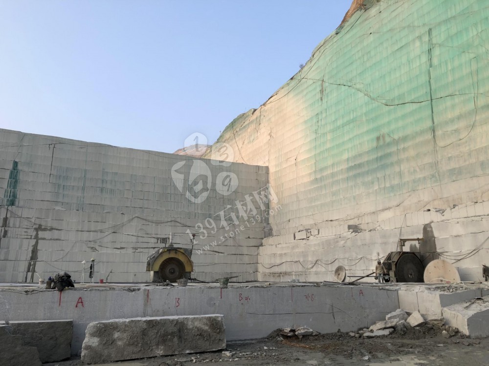 【運(yùn)東石材】河南梨花白內(nèi)鄉(xiāng)礦區(qū)廠家直銷批發(fā)梨花白、梨花紅、路沿石