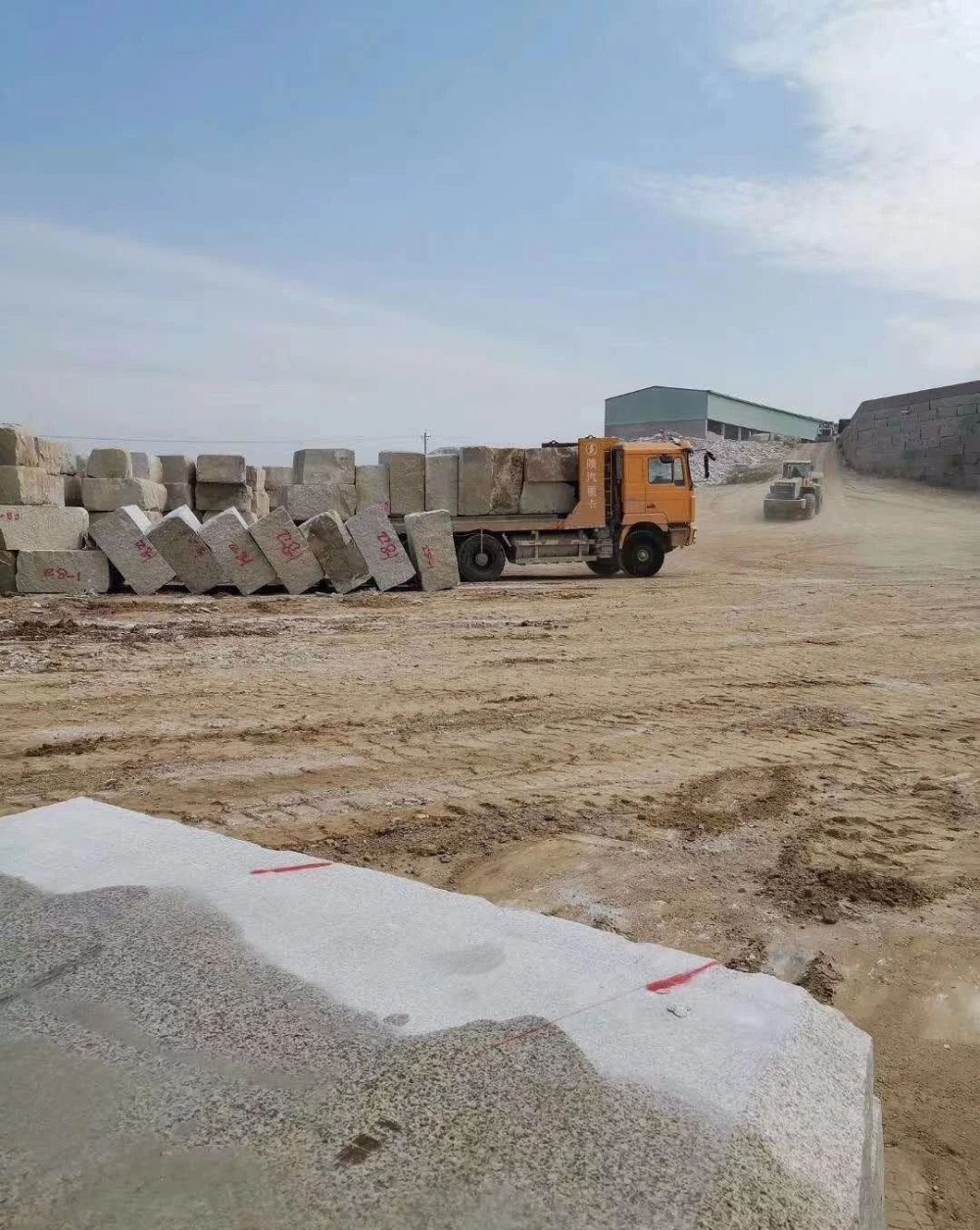 湖北石材最新動態:隨州黃金麻、白麻開始下料了