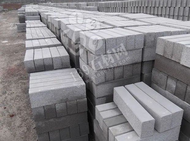 河南內鄉路沿石廠家【飛云達石業】主營梨花紅、梨花白、芝麻白、芝麻灰