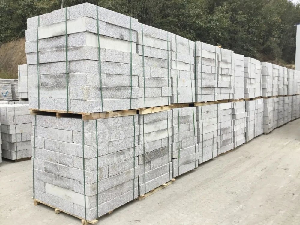 河南內鄉路沿石廠家【飛云達石業】主營梨花紅、梨花白、芝麻白、芝麻灰