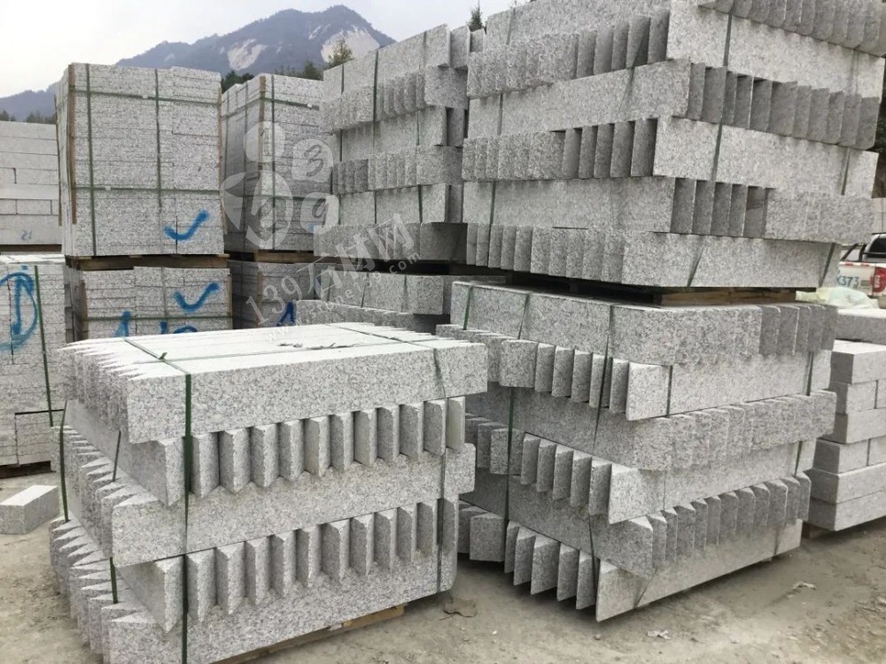 河南內鄉路沿石廠家【飛云達石業】主營梨花紅、梨花白、芝麻白、芝麻灰