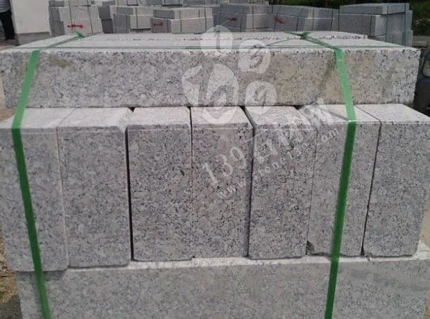 河南內鄉路沿石廠家【飛云達石業】主營梨花紅、梨花白、芝麻白、芝麻灰